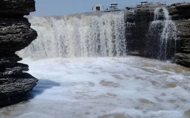 آبشار اسفند (آبشار پورا) یکی از مکان های گردشگرس سیستان و بلوچستان