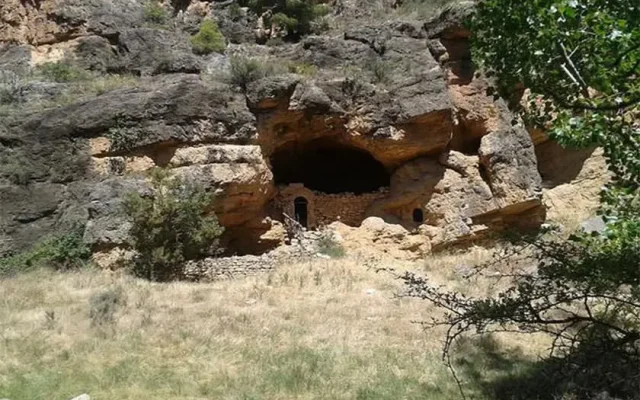 غار بام بامه یکی از مکان های گردشگری رامسر