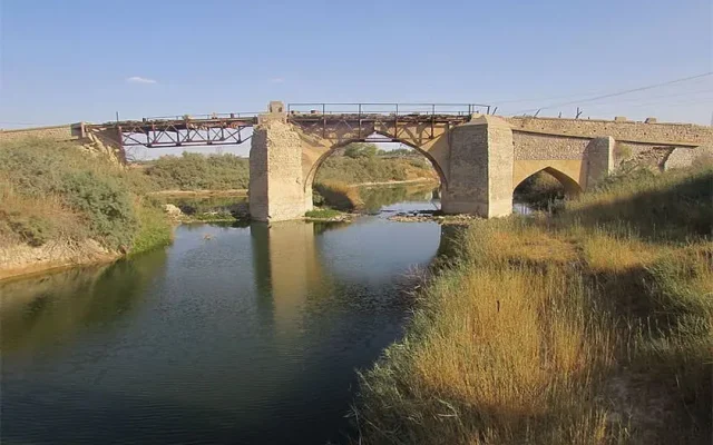پل خان یکی از مکان های گردشگری فارس
