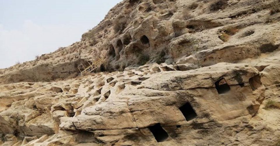 گورستان صخره ای سیراف یکی از مکان های گردشگری بوشهر