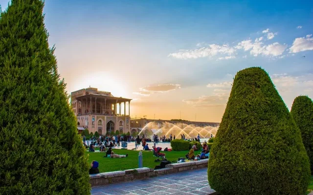 عمارت عالی قاپو یکی از مکان های گردشگری اصفهان