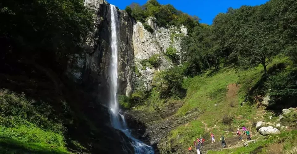 آبشار لاتون یکی از مکان های تفریحی گیلان