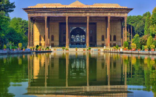 کاخ چهلستون اصفهان یکی از مکان های تفریحی اصفهان