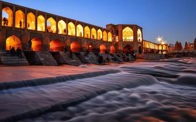 پل خواجو یکی از مکان های تفریحی اصفهان