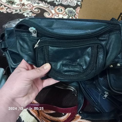 تعدادی کیف کمری مردانه و کیف های فانتزی کوچک و کیف زنانه پول و بزرگ رو دوشی